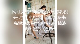 反差骚婊母狗人妻『小骚猪的调教之旅』日料店门外人来人往屋内有一个小骚猪在吃三个男人的鸡巴