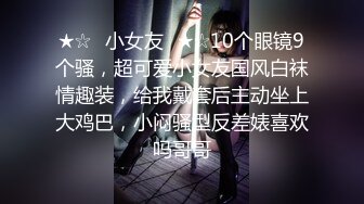 牛仔裤妹子在沙发啪啪，蹲着口交上位骑坐后入抽插猛操呻吟