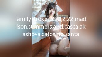 familystrokes.21.12.22.madison.summers.and.casca.akashova.catching.santa