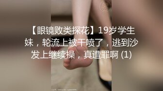 一王两后，帝王般享受！难得一见OF无敌巨乳大奶牛【hhh1231】最新啪啪长视频，肏一个手还玩一个，双波霸玩到虚脱 (11)