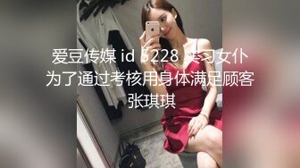  淫娃女友黑丝情趣全程露脸跟狼友发骚互动，主动扒下男友的裤衩舔弄大鸡巴吸蛋蛋