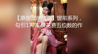 真实母女双飞全程露脸，幸福小哥玩弄母女花，先给狼友展示骚逼，沙发上就把老骚妈干了，轮草抽插浪荡呻吟